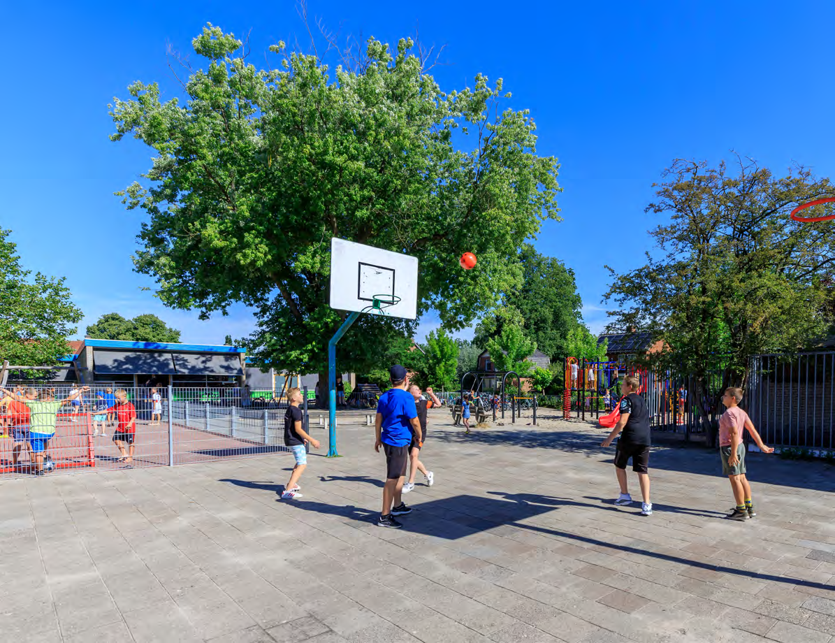 Kinderen spelen basketbal op het schoolplein van Paulus in Enschede. Kinderen spelen basketbal op het schoolplein van Paulus in Enschede.