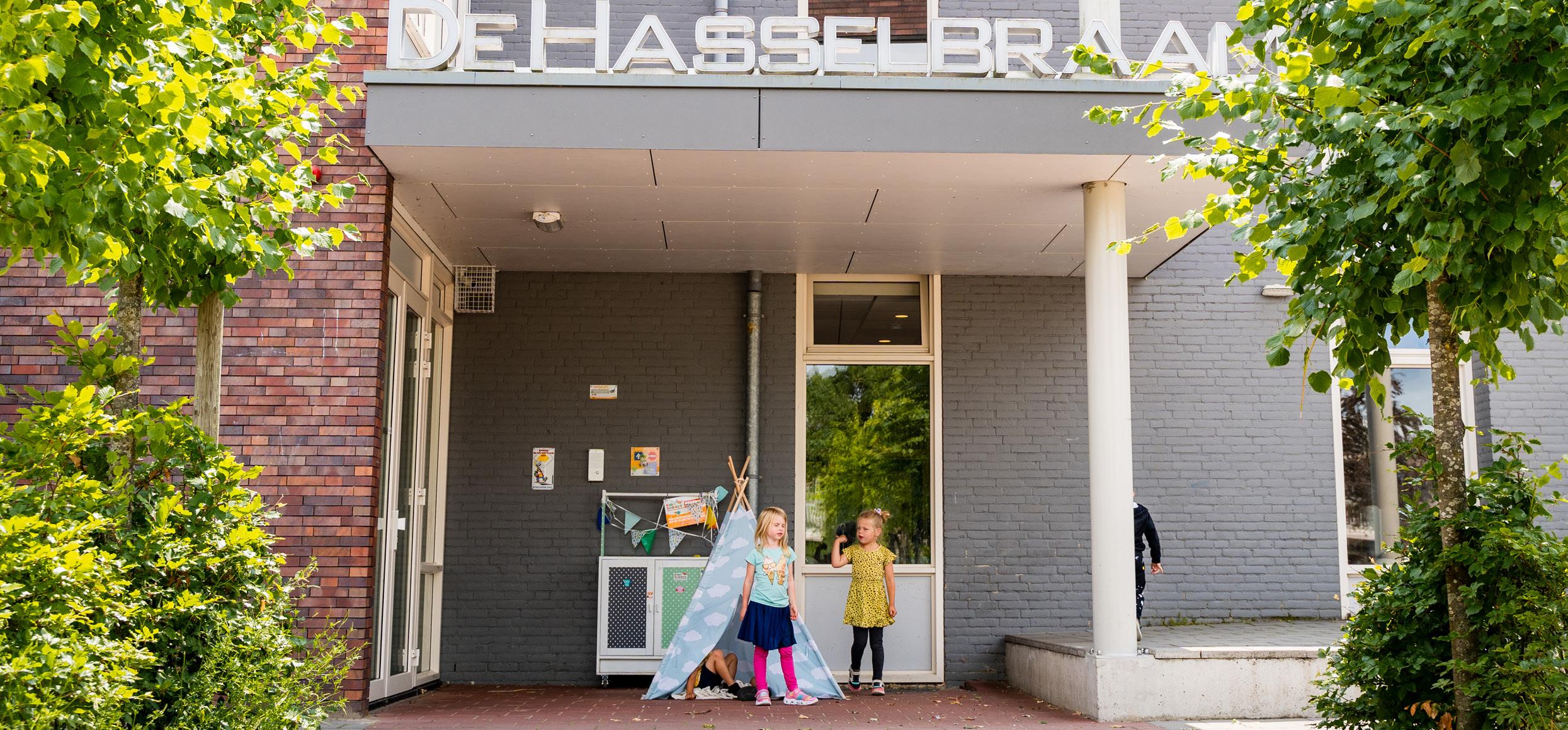 Kinderen spelen bij de ingang van de Katholieke Basisschool De Hasselbraam in Etten-Leur. Kinderen spelen bij de ingang van de Katholieke Basisschool De Hasselbraam in Etten-Leur.