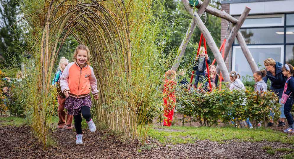 Kinderen spelen blij in het schoolplein van Protestants Christelijke Basisschool De Regenboog in Kortenhoef. Kinderen spelen blij in het schoolplein van Protestants Christelijke Basisschool De Regenboog in Kortenhoef.