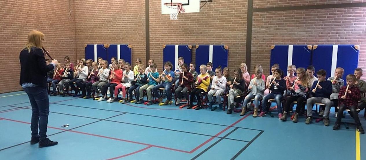 Kinderen spelen blokfluit in de gymzaal van MKC Anne Frank Doesburg. Kinderen spelen blokfluit in de gymzaal van MKC Anne Frank Doesburg.