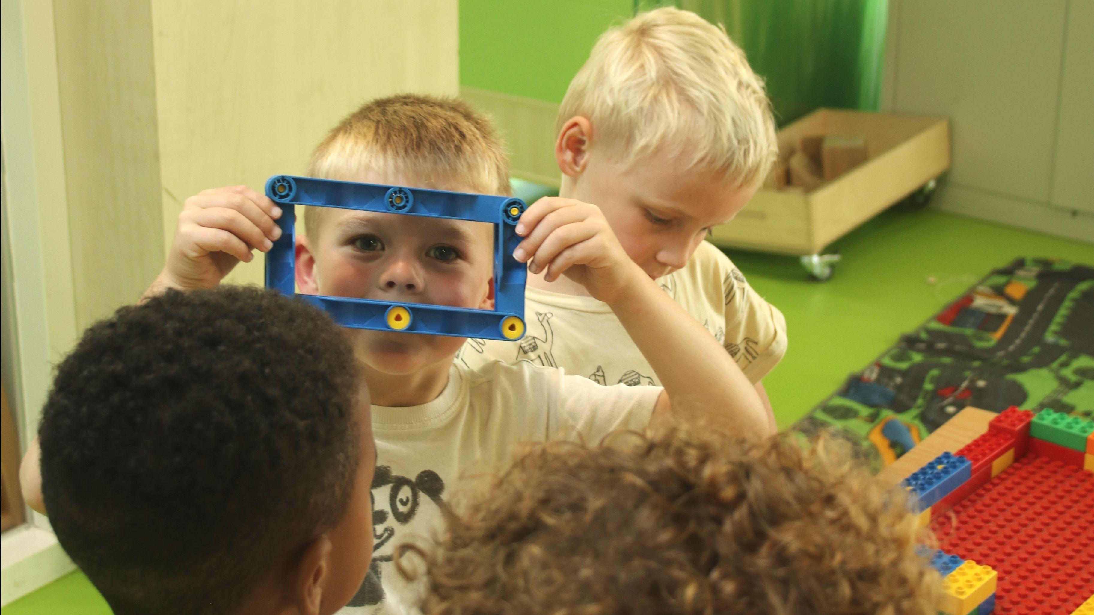 Kinderen spelen creatief met blokken in het klaslokaal van IKC Prins Claus in Zoetermeer. Kinderen spelen creatief met blokken in het klaslokaal van IKC Prins Claus in Zoetermeer.