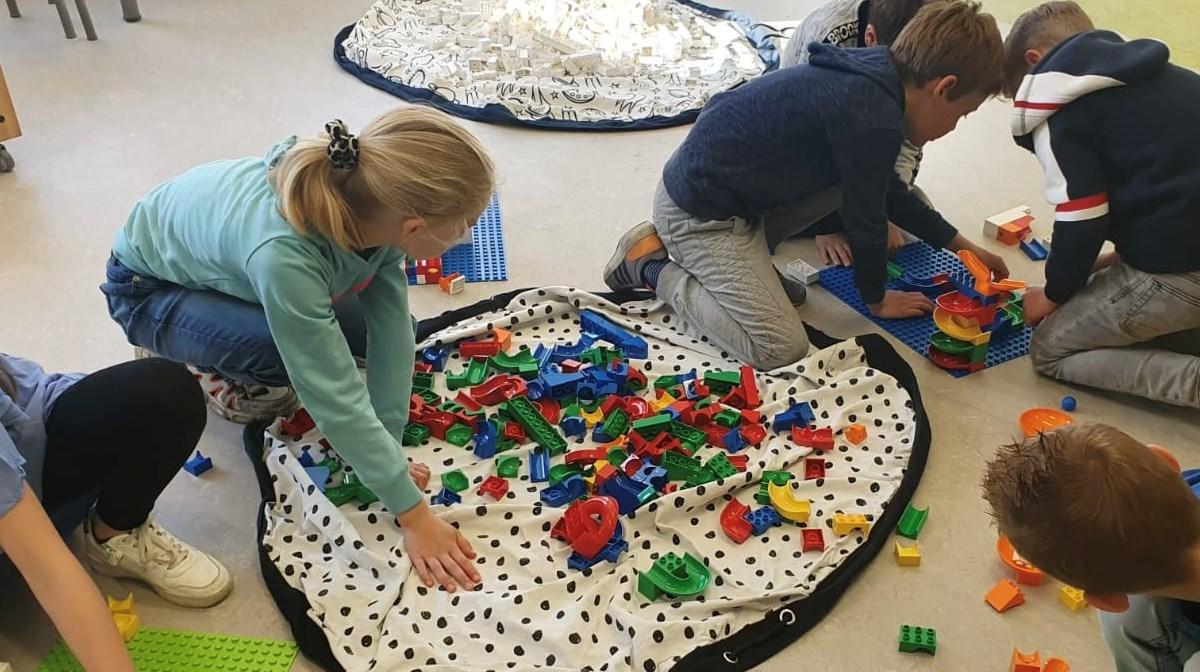 Kinderen spelen creatief met bouwspeelgoed in de klas van de Immanuelschool in Oudewater. Kinderen spelen creatief met bouwspeelgoed in de klas van de Immanuelschool in Oudewater.