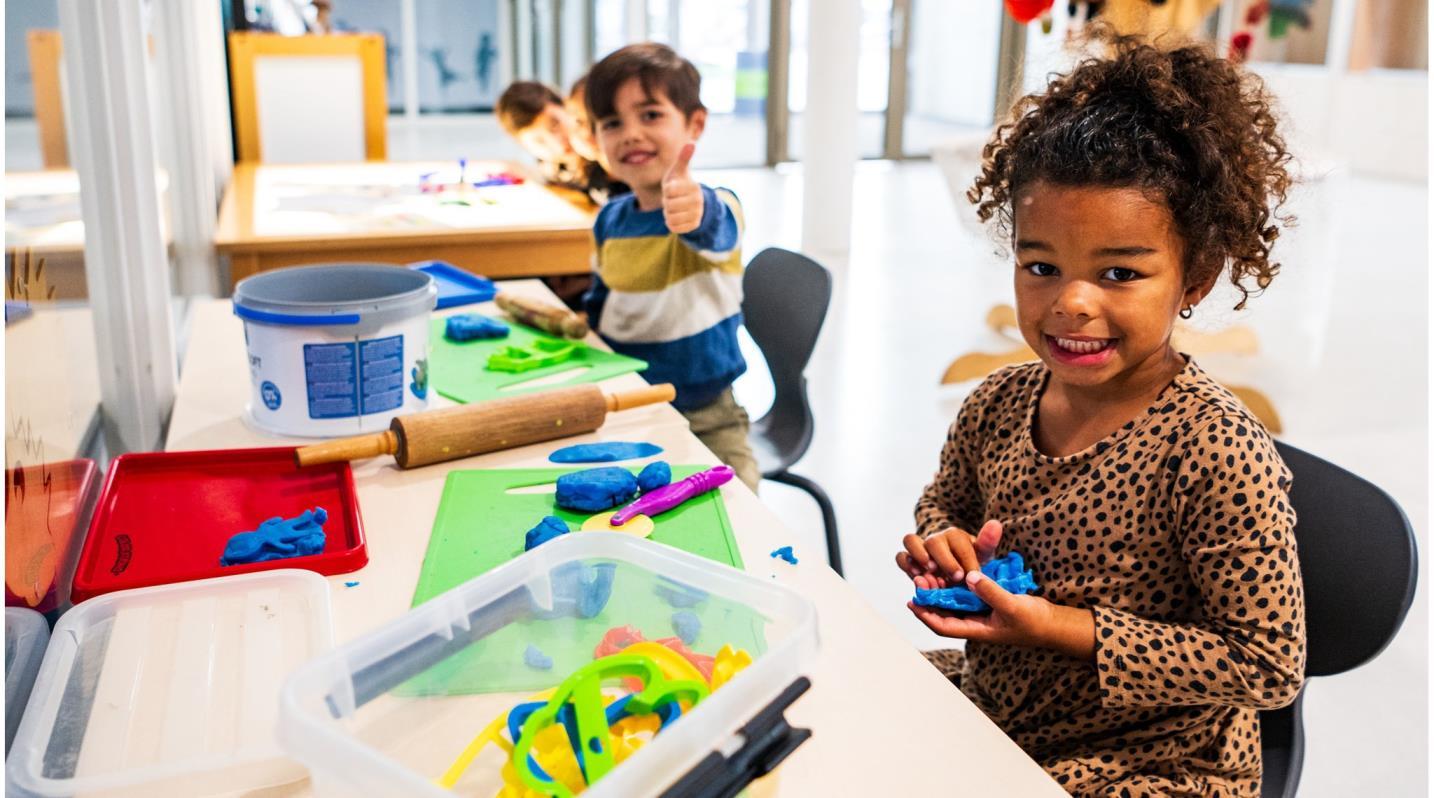 Kinderen spelen creatief met klei in OBS de Achtbaan in Hoogezand. Kinderen spelen creatief met klei in OBS de Achtbaan in Hoogezand.