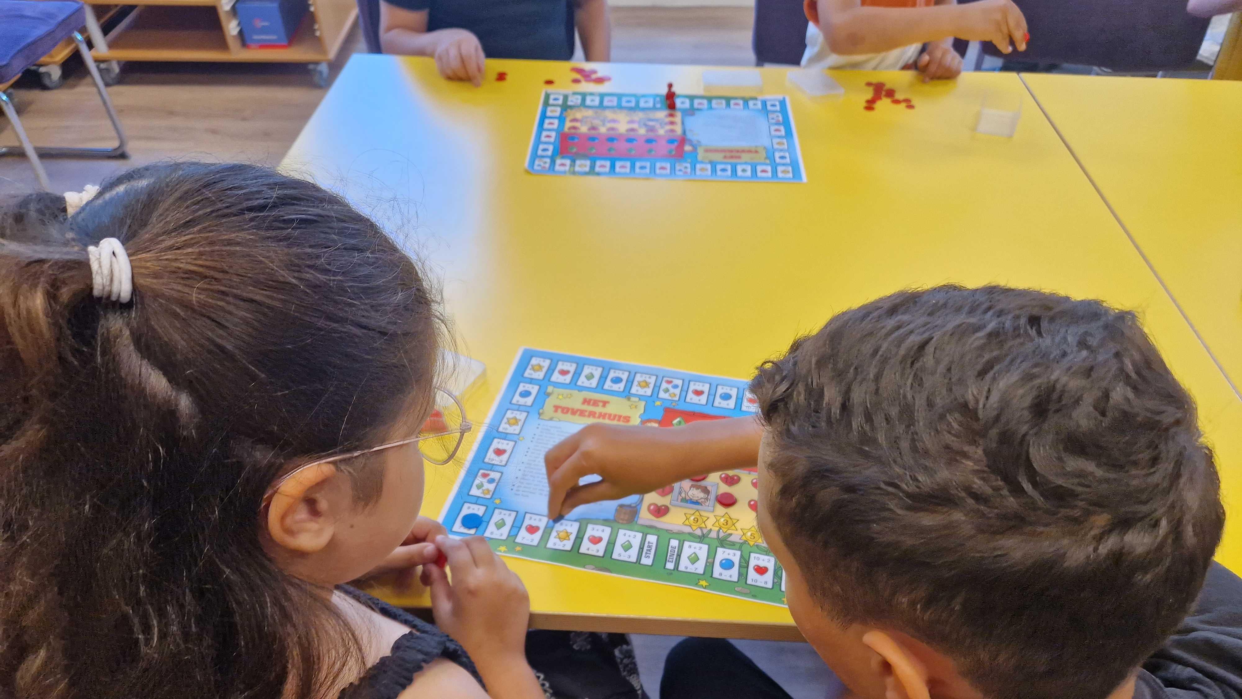 Kinderen spelen een bordspel in de klas van KBS Kameleon in Amersfoort. Kinderen spelen een bordspel in de klas van KBS Kameleon in Amersfoort.