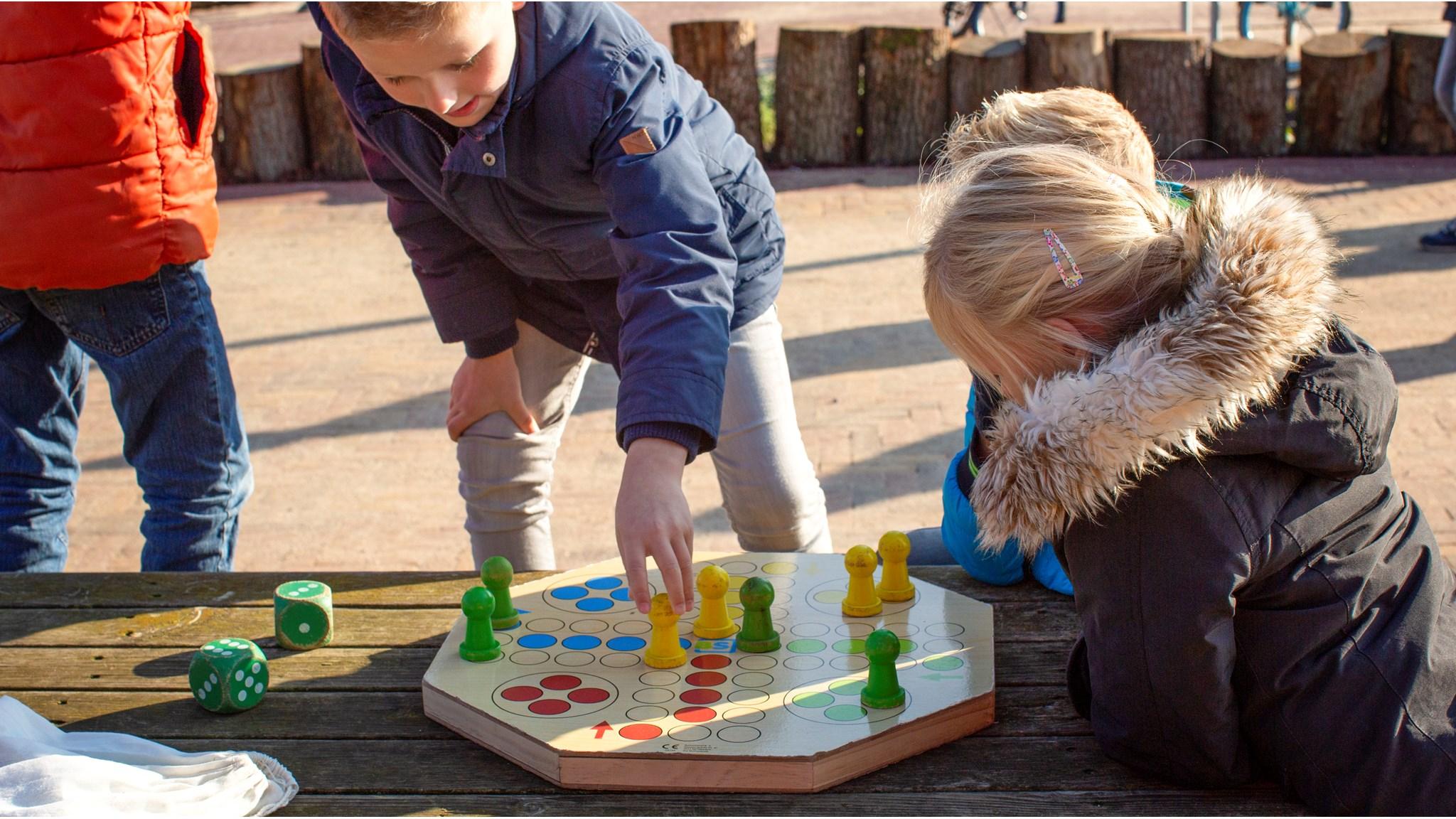 Kinderen spelen een bordspel in de schoolplein van Christelijke basisschool Eben-Haëzer in Kamerik. Kinderen spelen een bordspel in de schoolplein van Christelijke basisschool Eben-Haëzer in Kamerik.