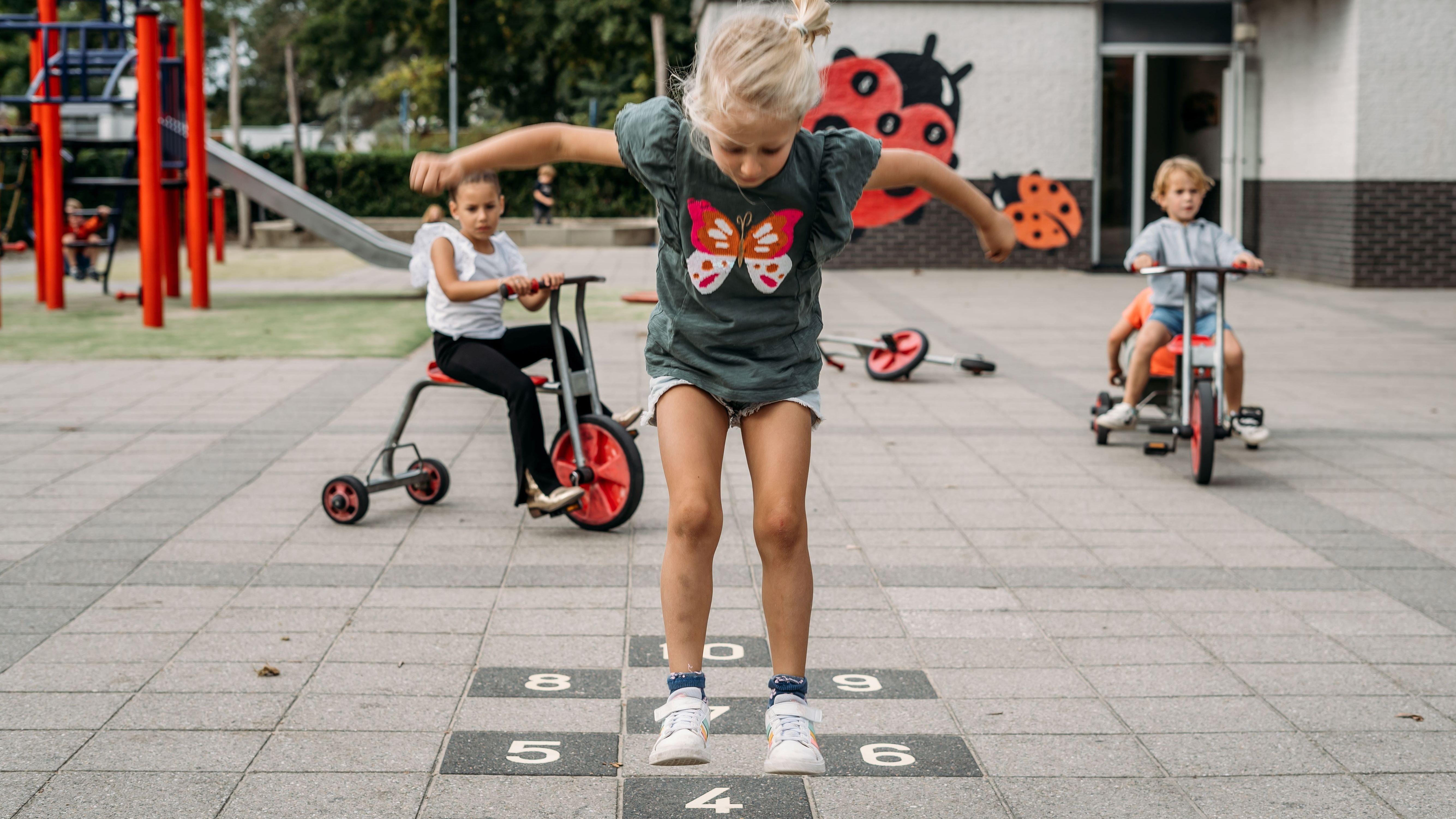 Kinderen spelen en bewegen op het schoolplein van KC Het IJzeren Kind in Rosmalen.