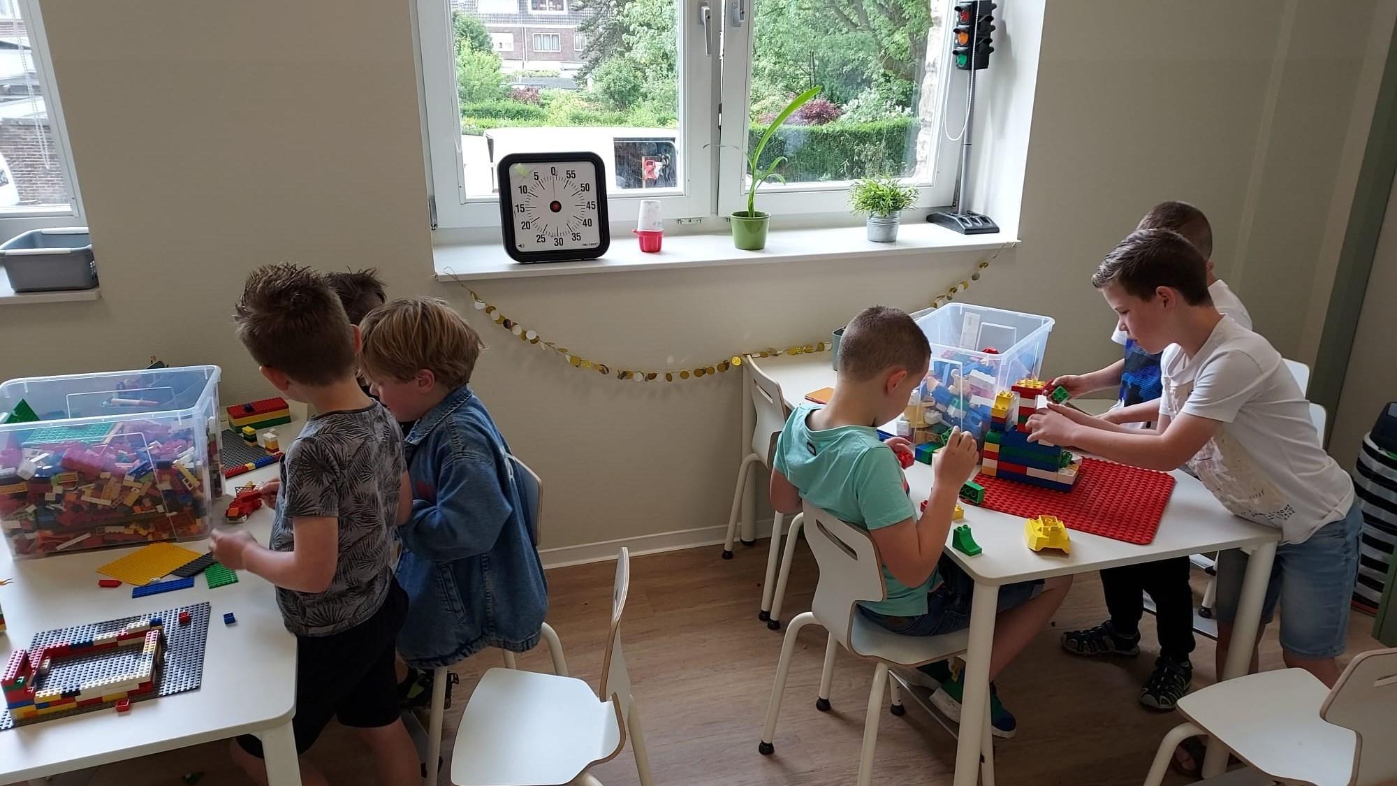 Kinderen spelen en bouwen met LEGO in Basisschool Sint Tarcisius in Heerlen. Kinderen spelen en bouwen met LEGO in Basisschool Sint Tarcisius in Heerlen.