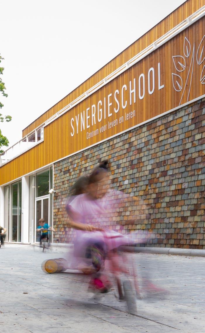 Kinderen spelen en fietsen op het schoolplein van Synergieschool St Alfonsus voor basisonderwijs in Roermond. Kinderen spelen en fietsen op het schoolplein van Synergieschool St Alfonsus voor basisonderwijs in Roermond.