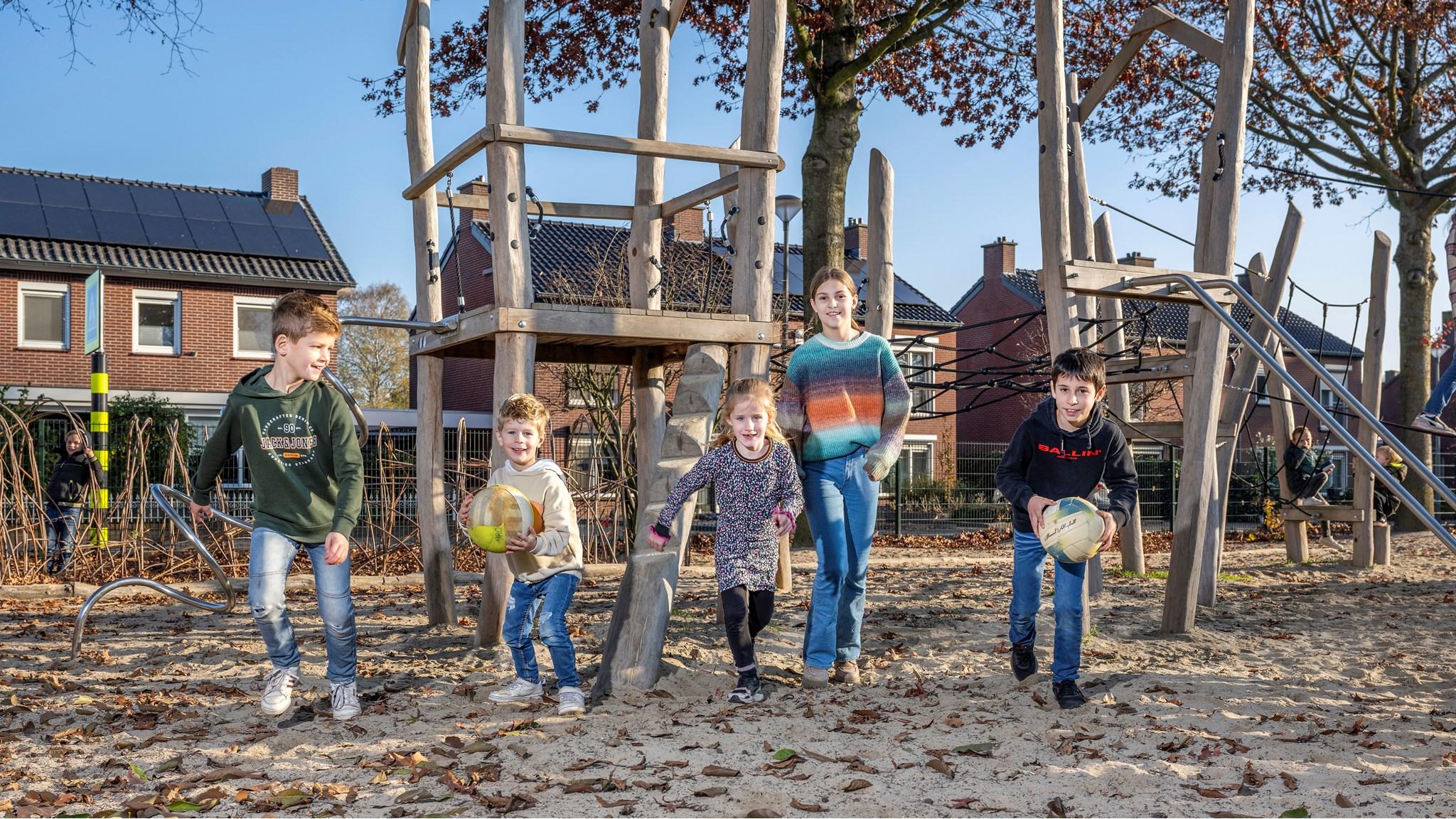 Kinderen spelen en genieten op het schoolplein van Basisschool De Horizon in Grashoek. Kinderen spelen en genieten op het schoolplein van Basisschool De Horizon in Grashoek.