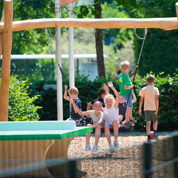 Kinderen spelen en genieten op het schoolplein van Integraal Kindcentrum de Regenboog in Bemmel. Kinderen spelen en genieten op het schoolplein van Integraal Kindcentrum de Regenboog in Bemmel.