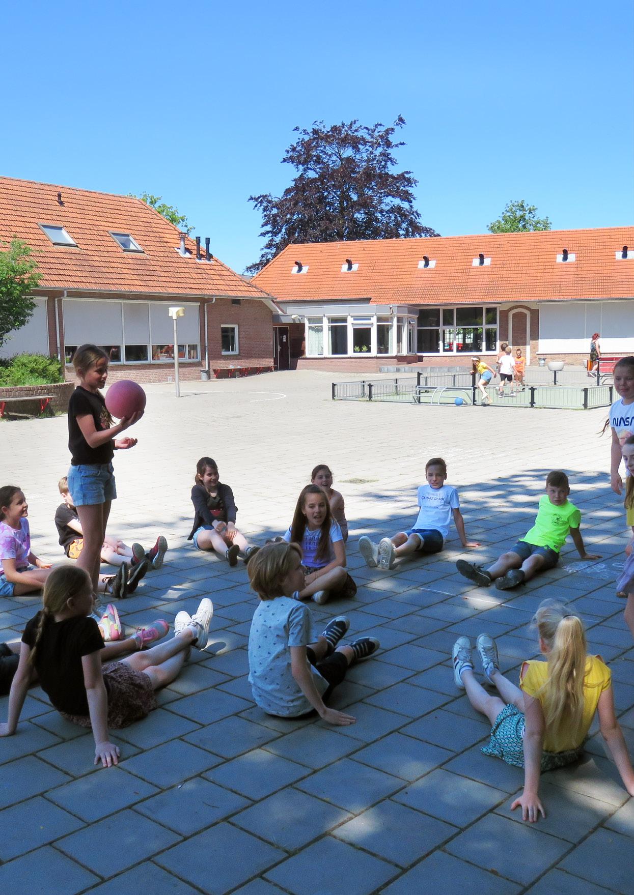 Kinderen spelen en genieten van de buitenlucht op het schoolplein van Basisschool Dirk Hezius in Heeze. Kinderen spelen en genieten van de buitenlucht op het schoolplein van Basisschool Dirk Hezius in Heeze.