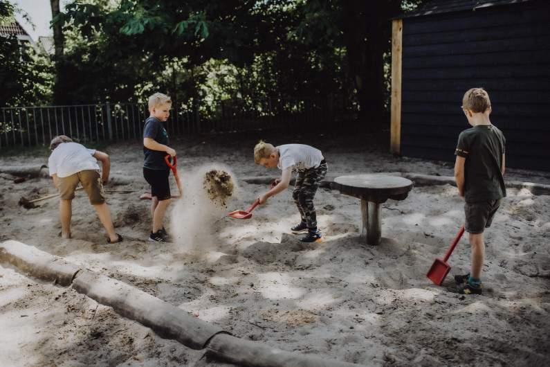 Kinderen spelen en graven in de zandbak op het schoolplein van Basisschool het Startblok in Achterveld (Utrecht). Kinderen spelen en graven in de zandbak op het schoolplein van Basisschool het Startblok in Achterveld (Utrecht).