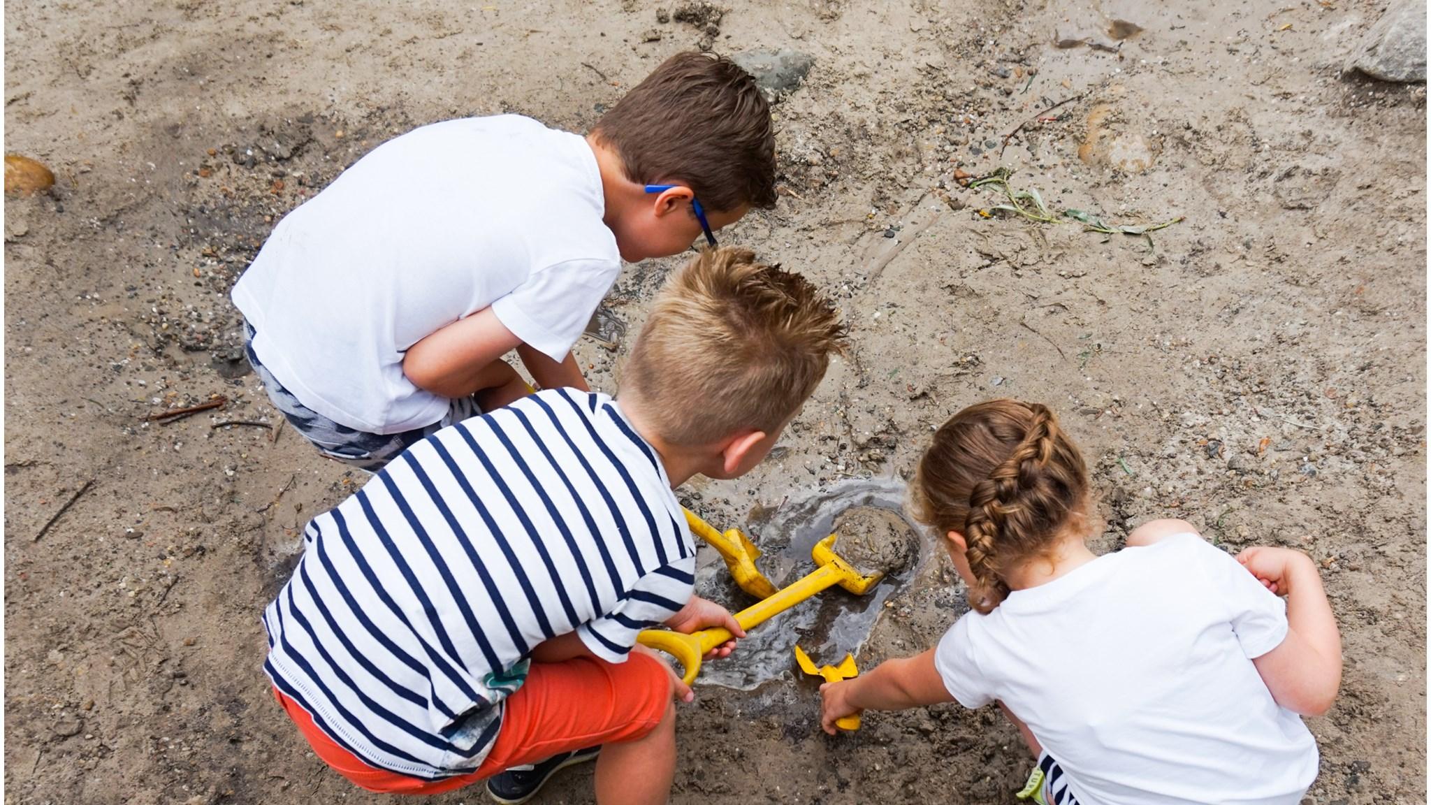 Kinderen spelen en graven in het zand op het schoolplein van De Gondelier in Amersfoort. Kinderen spelen en graven in het zand op het schoolplein van De Gondelier in Amersfoort.