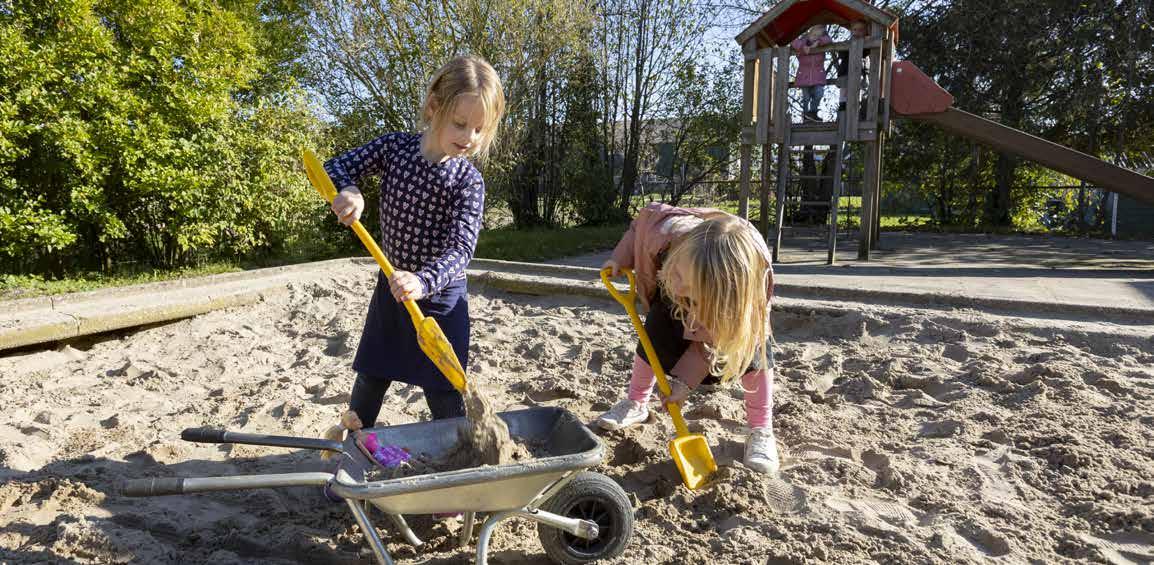 Kinderen spelen en graven in het zand op het schoolplein van Het Mozaïek in Houten. Kinderen spelen en graven in het zand op het schoolplein van Het Mozaïek in Houten.