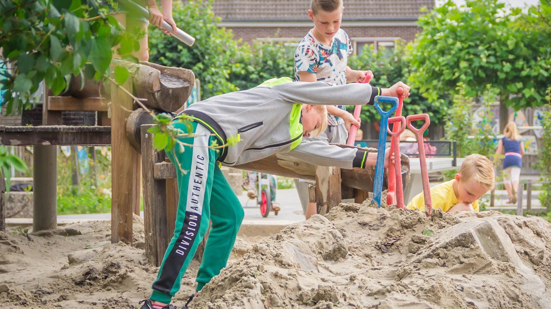 Kinderen spelen en graven op het schoolplein van Jenaplanschool de Duizendpoot in Stramproy. Kinderen spelen en graven op het schoolplein van Jenaplanschool de Duizendpoot in Stramproy.