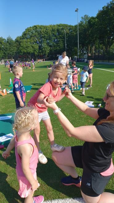 Kinderen spelen en hebben plezier op het schoolplein van Basisschool De Rode Schouw in Halsteren. Kinderen spelen en hebben plezier op het schoolplein van Basisschool De Rode Schouw in Halsteren.