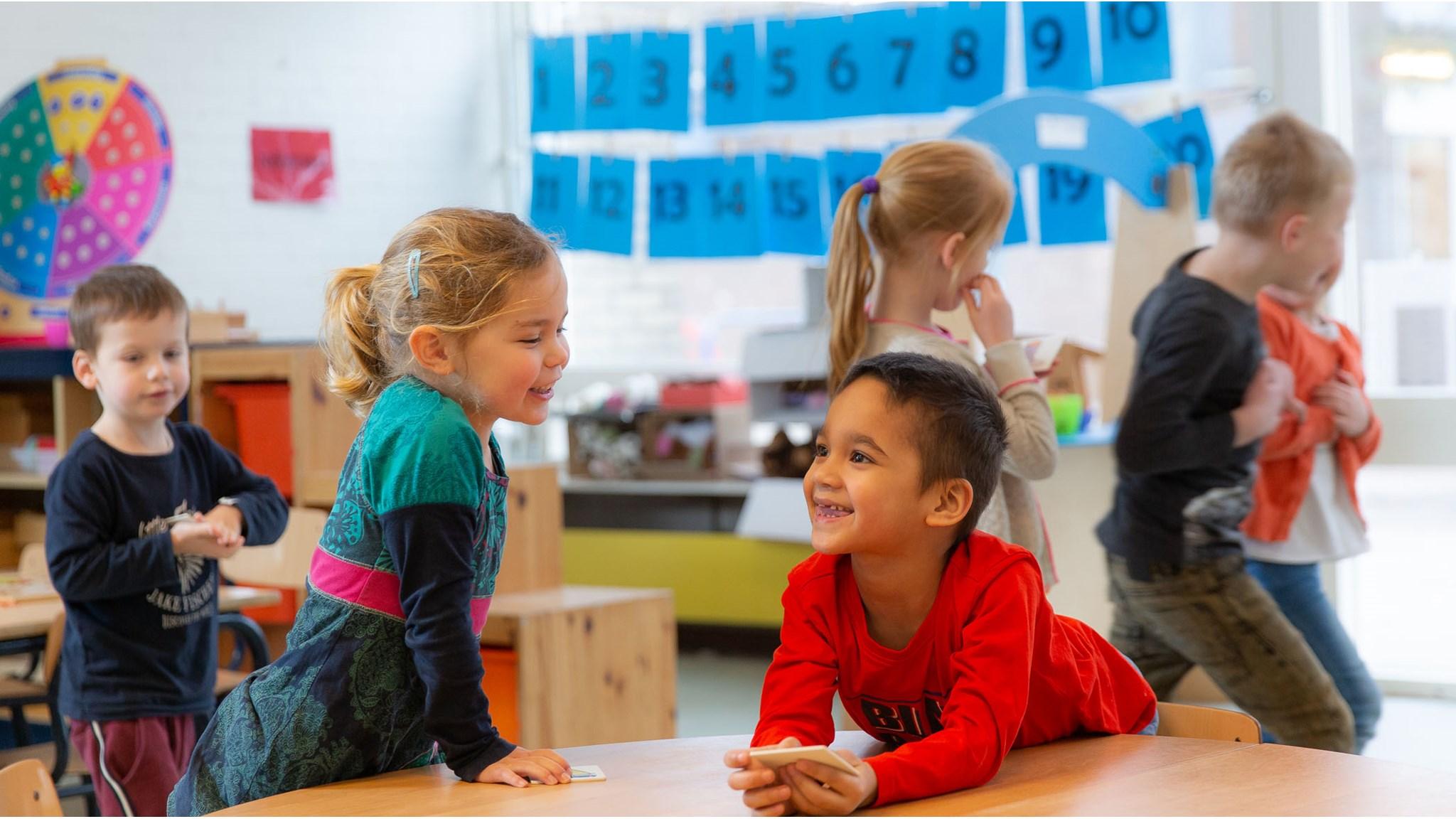 Kinderen spelen en lachen in de klas van De Wilde Wingerd in Maarssen. Kinderen spelen en lachen in de klas van De Wilde Wingerd in Maarssen.