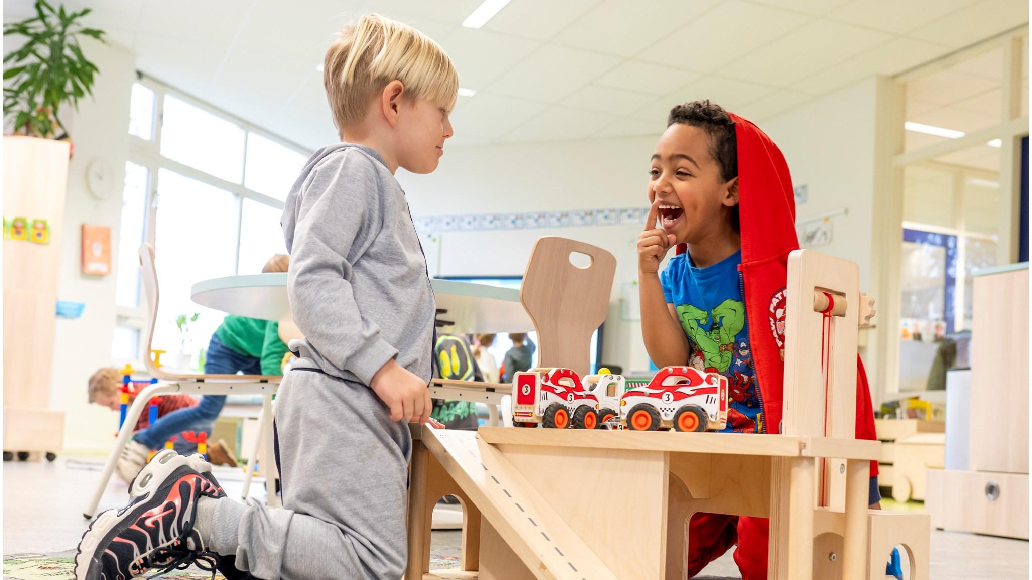 Kinderen spelen en lachen met speelgoedauto's in de klas van Basisschool Hoffenne in Noordwijk (Zuid-Holland). Kinderen spelen en lachen met speelgoedauto's in de klas van Basisschool Hoffenne in Noordwijk (Zuid-Holland).