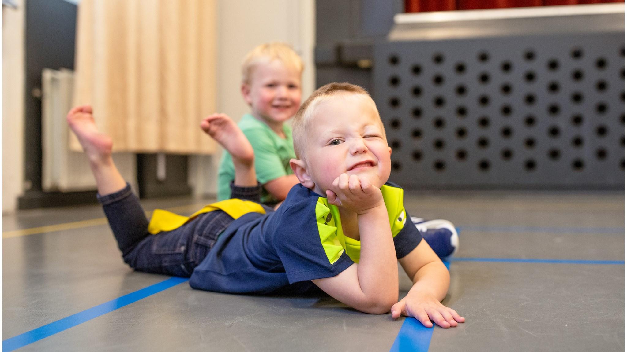 Kinderen spelen en lachen op de Alberoschool CBS De Regenboog in Nieuwdorp. Kinderen spelen en lachen op de Alberoschool CBS De Regenboog in Nieuwdorp.
