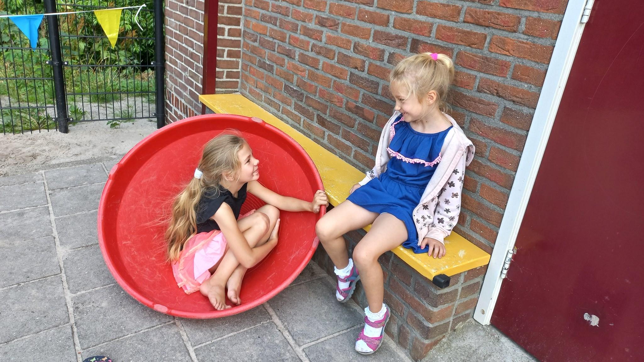 Kinderen spelen en lachen op het schoolplein van Christelijke Basisschool de Höchte in Alteveer (Gem. Stadskanaal). Kinderen spelen en lachen op het schoolplein van Christelijke Basisschool de Höchte in Alteveer (Gem. Stadskanaal).