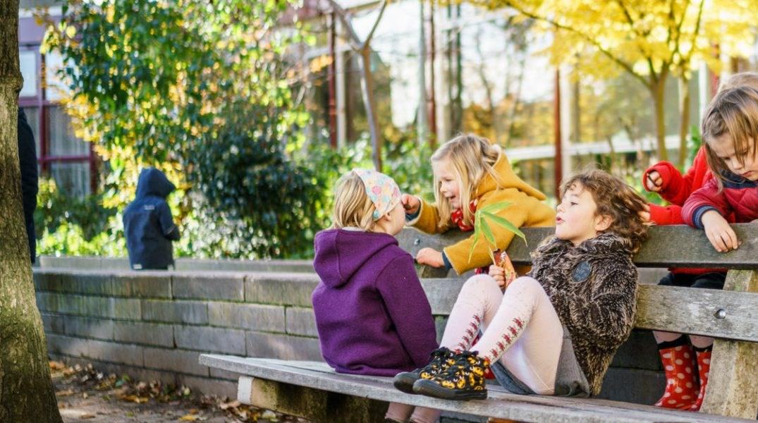 Kinderen spelen en lachen op het schoolplein van de Dordtse Vrije School in Dordrecht. Kinderen spelen en lachen op het schoolplein van de Dordtse Vrije School in Dordrecht.