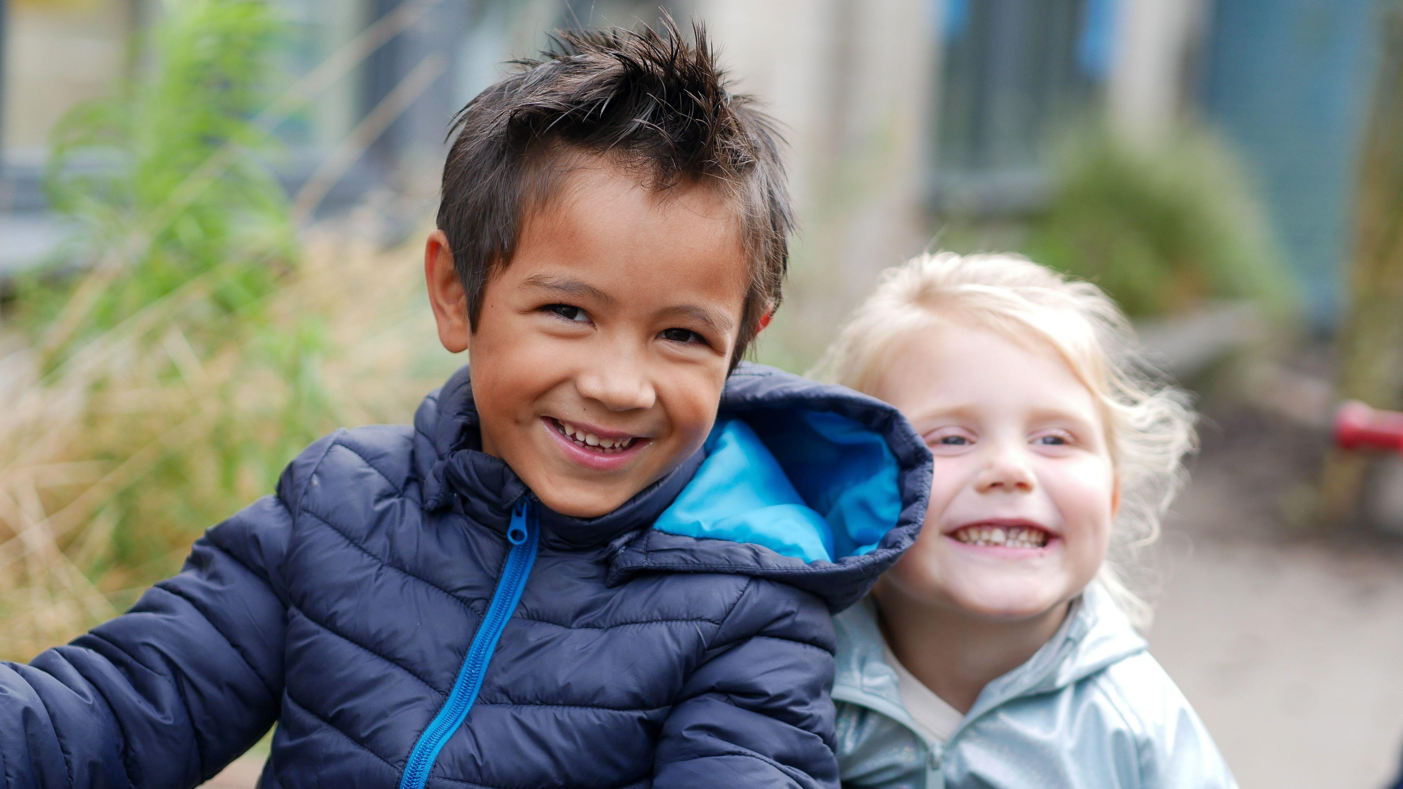Kinderen spelen en lachen op het schoolplein van obs De Octopus in Zwolle. Kinderen spelen en lachen op het schoolplein van obs De Octopus in Zwolle.