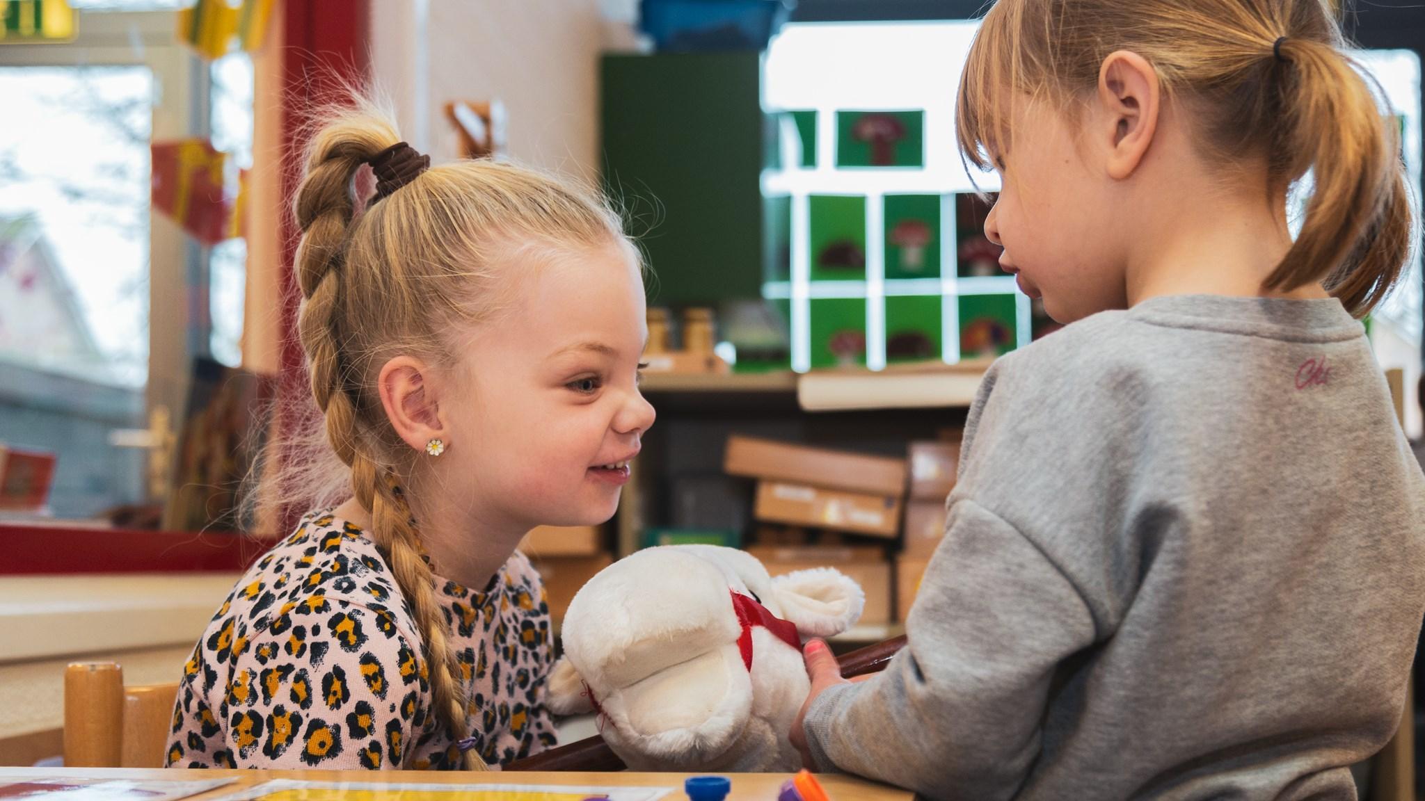 Kinderen spelen en lachen samen in de klas van RK Basisschool Schuttevaer in Hansweert.