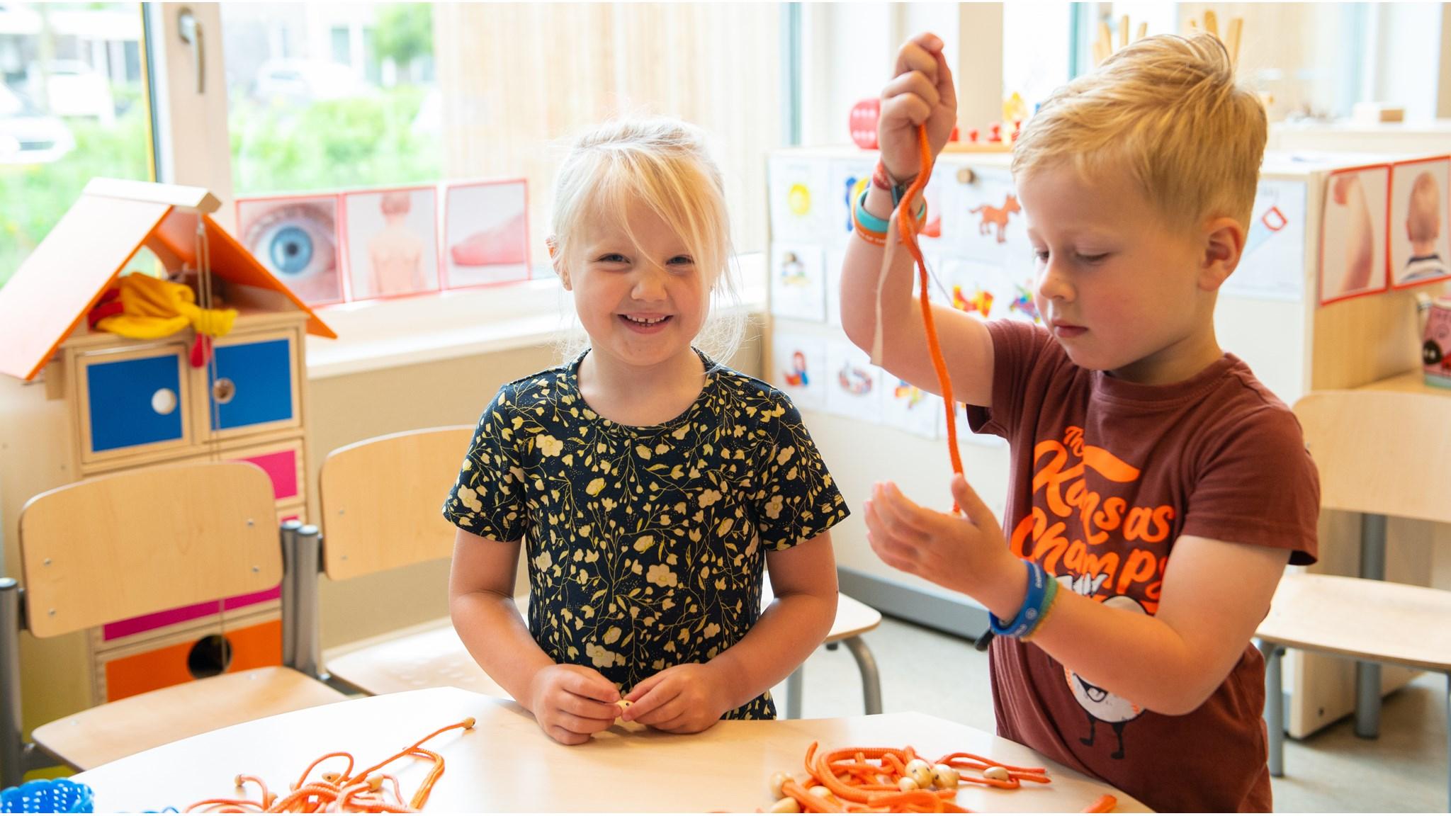 Kinderen spelen en leren creatief met materialen in Basisschool De Poort - school met de Bijbel in Ten Boer. Kinderen spelen en leren creatief met materialen in Basisschool De Poort - school met de Bijbel in Ten Boer.