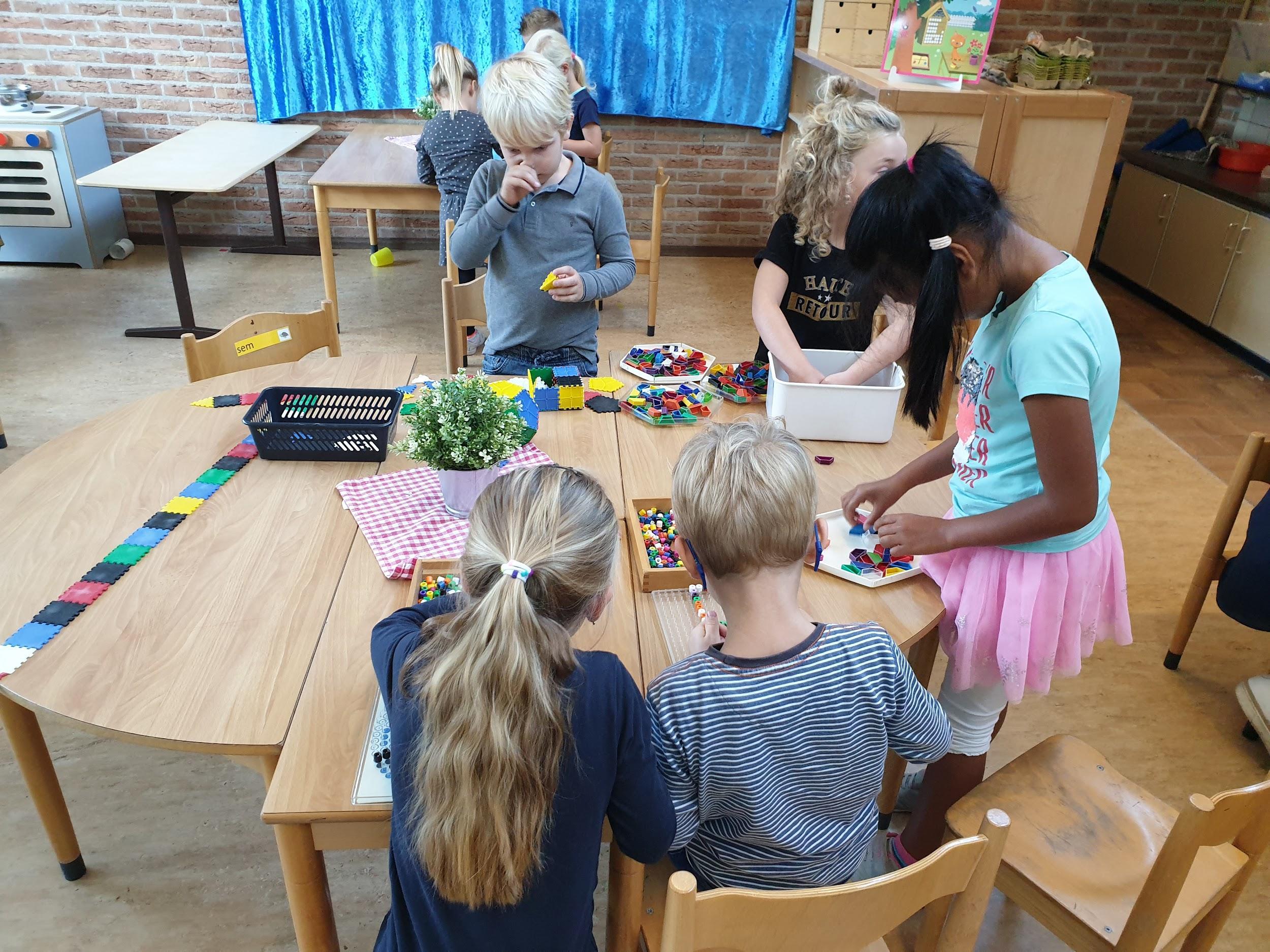 Kinderen spelen en leren creatief samen in Basisschool De Wegwijzer in Wijk bij Duurstede. Kinderen spelen en leren creatief samen in Basisschool De Wegwijzer in Wijk bij Duurstede.