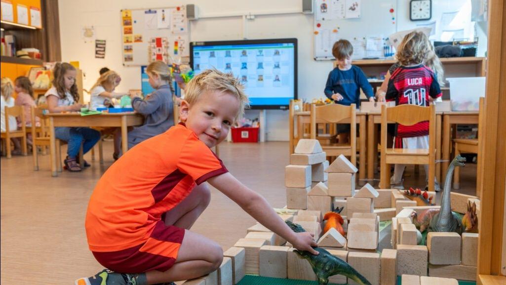 Kinderen spelen en leren in de Bosbeekschool in Santpoort-Noord. Kinderen spelen en leren in de Bosbeekschool in Santpoort-Noord.
