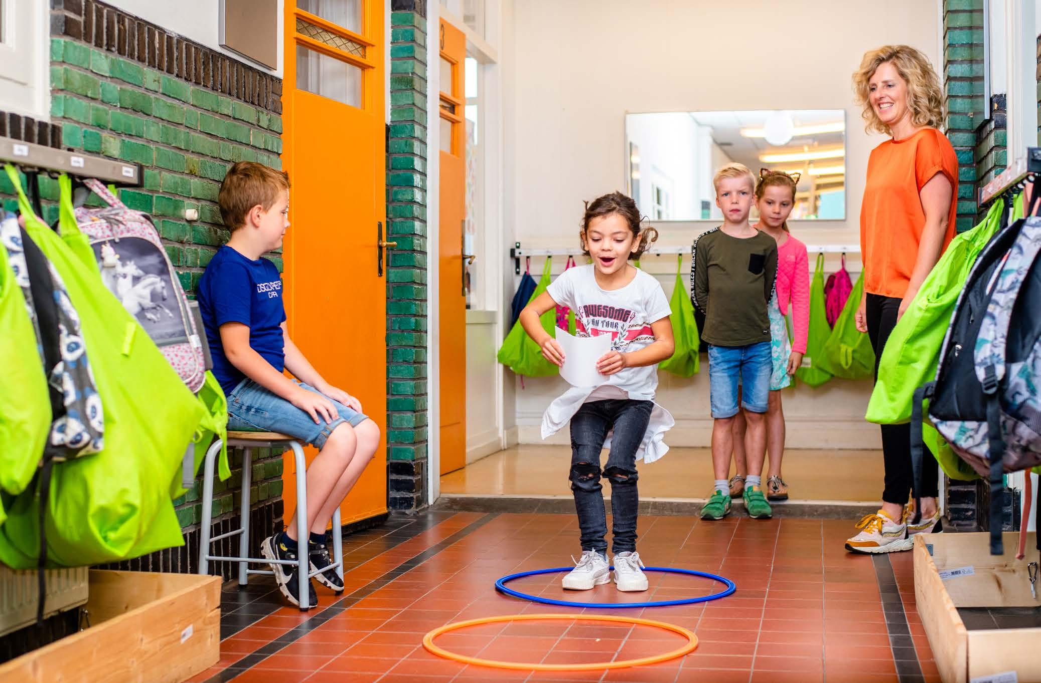 Kinderen spelen en leren in de gang van Chr. Basisschool Het Mozaiek in Zwolle. Kinderen spelen en leren in de gang van Chr. Basisschool Het Mozaiek in Zwolle.