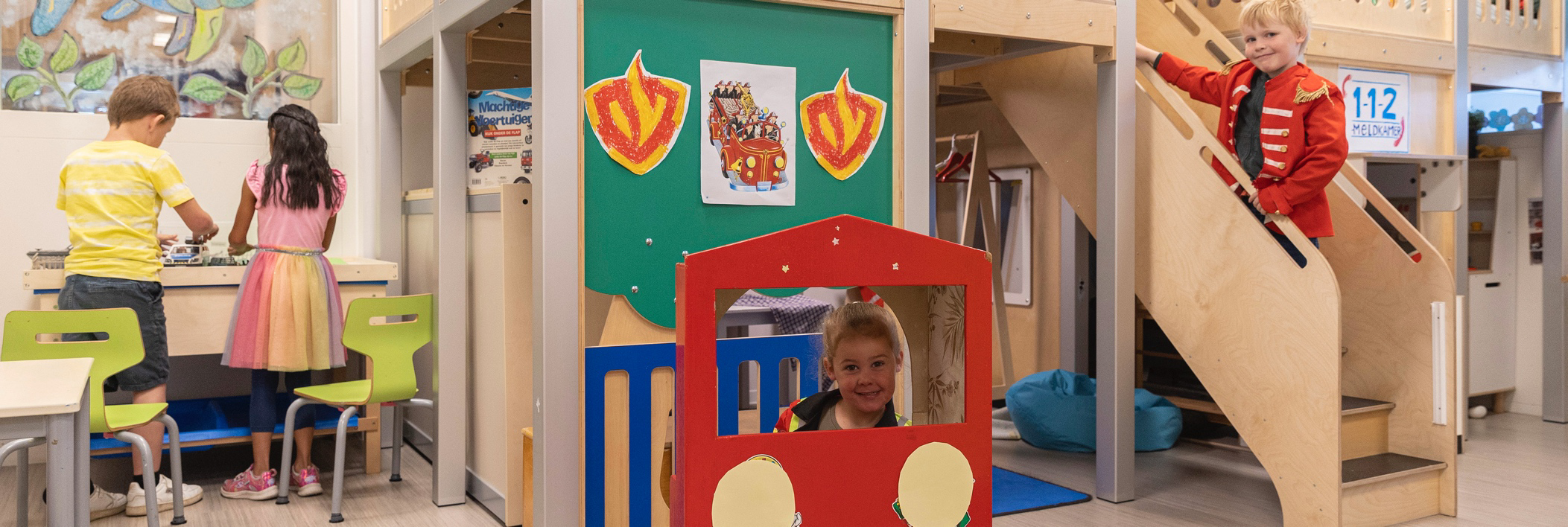 Kinderen spelen en leren in het speellokaal van CBS De Sprankel in Dussen. Kinderen spelen en leren in het speellokaal van CBS De Sprankel in Dussen.