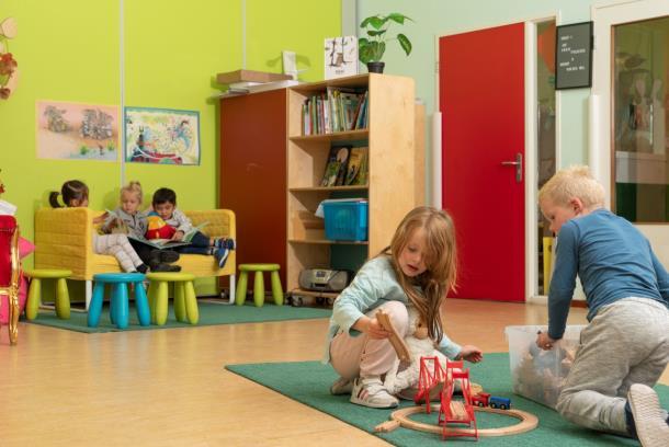 Kinderen spelen en leren in het speellokaal van IKC De Heerdstee in Groningen. Kinderen spelen en leren in het speellokaal van IKC De Heerdstee in Groningen.