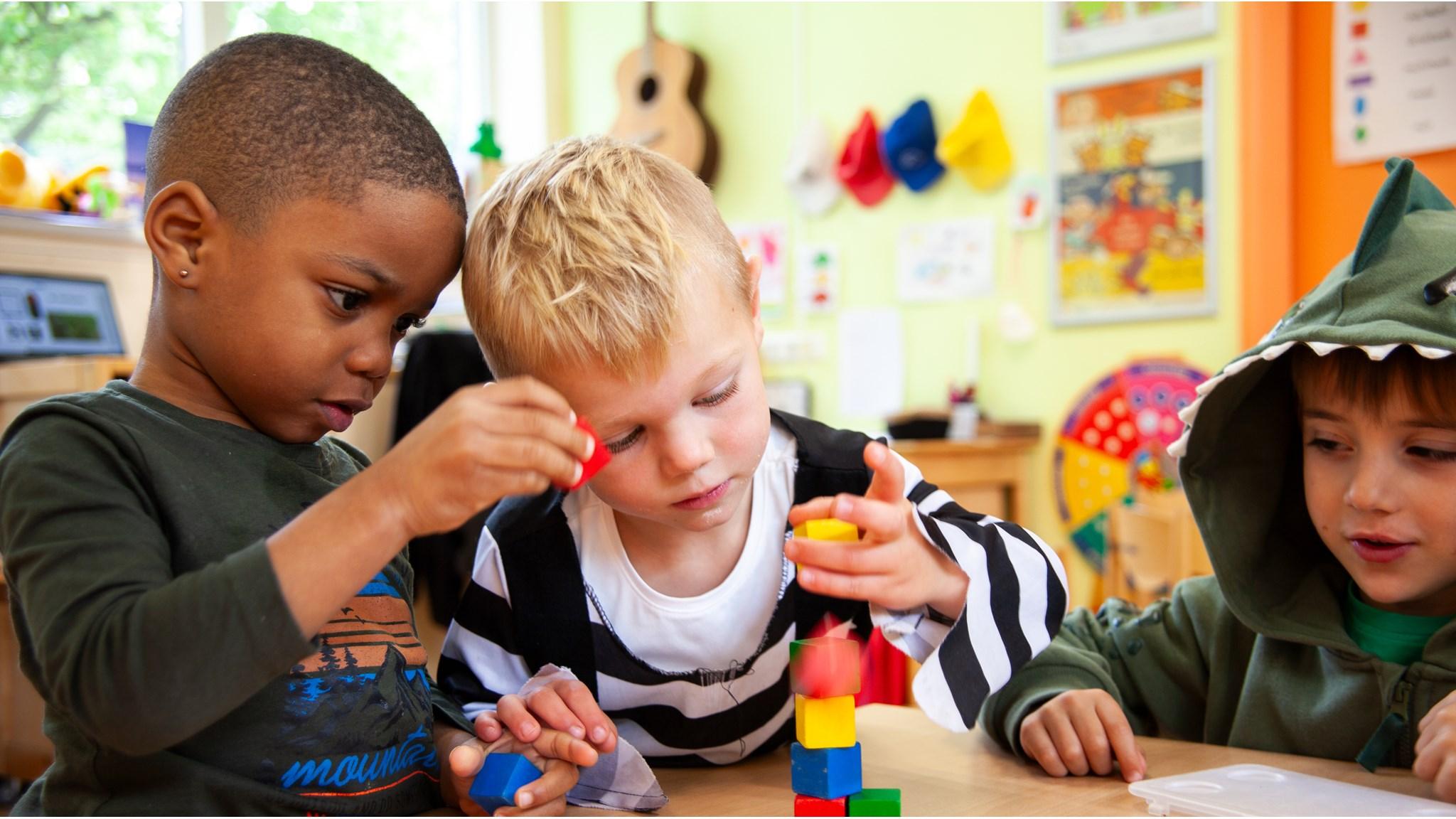 Kinderen spelen en leren met blokken in IKC Franciscus in Leeuwarden. Kinderen spelen en leren met blokken in IKC Franciscus in Leeuwarden.