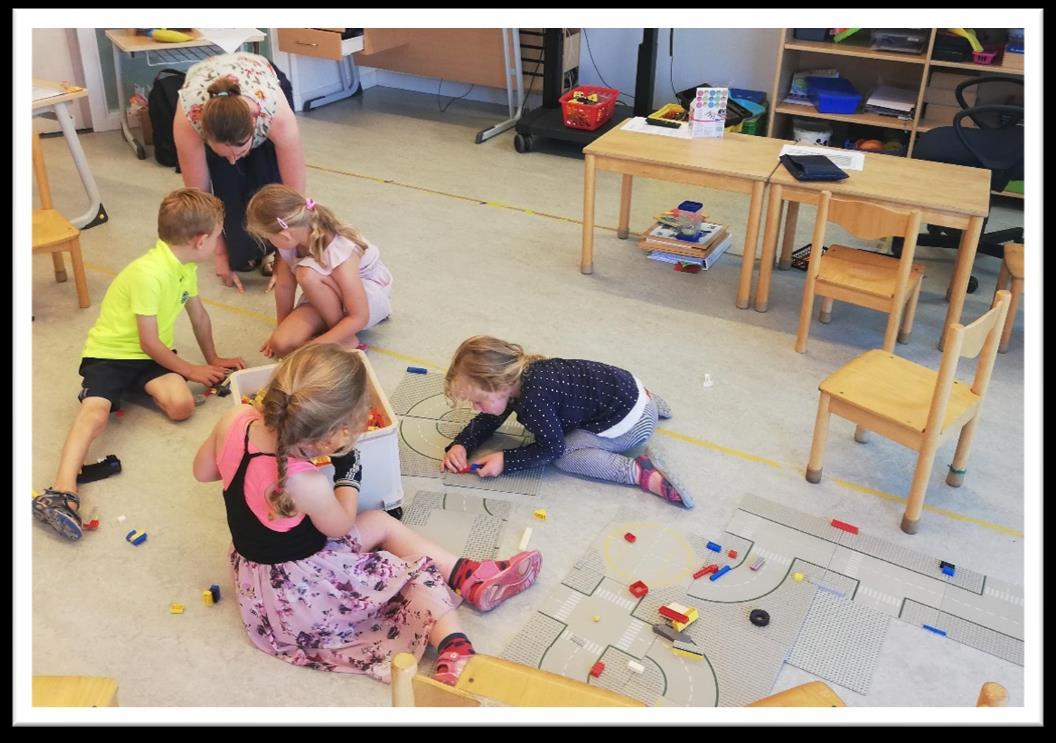 Kinderen spelen en leren met bouwmateriaal in de klas van OBS De Opslach in Wommels. Kinderen spelen en leren met bouwmateriaal in de klas van OBS De Opslach in Wommels.