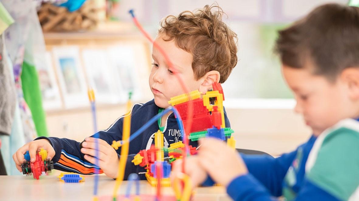 Kinderen spelen en leren met constructiespeelgoed in Basisschool Het Palet in Hapert. Kinderen spelen en leren met constructiespeelgoed in Basisschool Het Palet in Hapert.