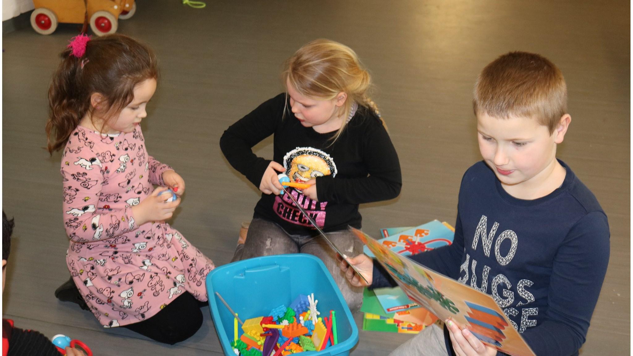 Kinderen spelen en leren met creatief speelgoed in Basisschool Widerode in Wierden.