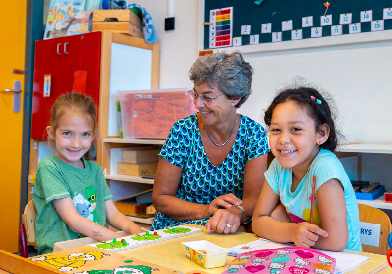 Kinderen spelen en leren met een lerares aan de Prins Mauritsschool in Delft. Kinderen spelen en leren met een lerares aan de Prins Mauritsschool in Delft.