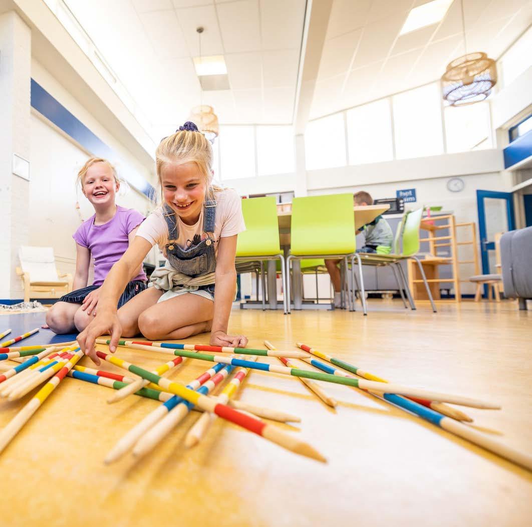 Kinderen spelen en leren met kleurige stokken in Christelijke Basisschool de Roerganger in Heerenveen. Kinderen spelen en leren met kleurige stokken in Christelijke Basisschool de Roerganger in Heerenveen.