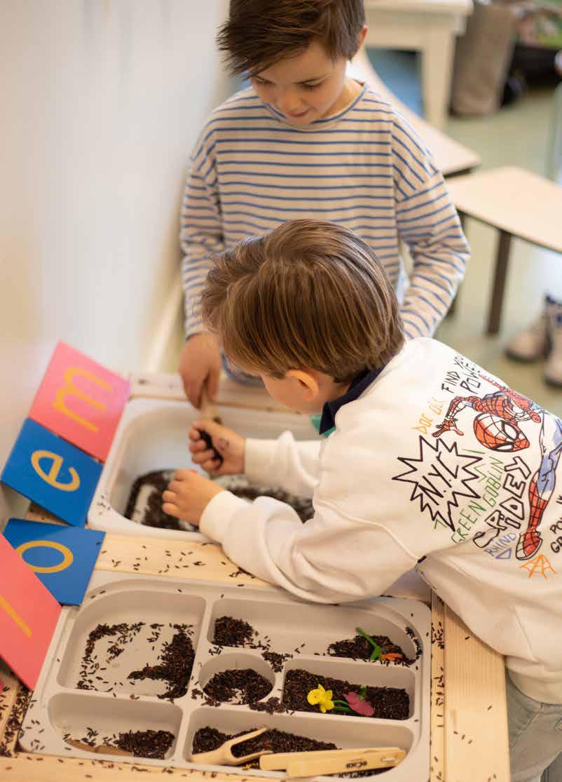 Kinderen spelen en leren op de creatief ingerichte speelplek van basisschool Het Avontuur in Hoef en Haag.