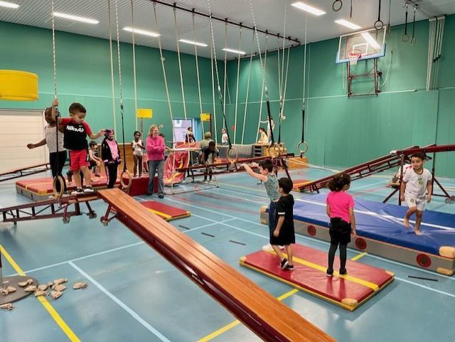 Kinderen spelen en leren op het gymzaal van De Viersprong in Leiden. Kinderen spelen en leren op het gymzaal van De Viersprong in Leiden.