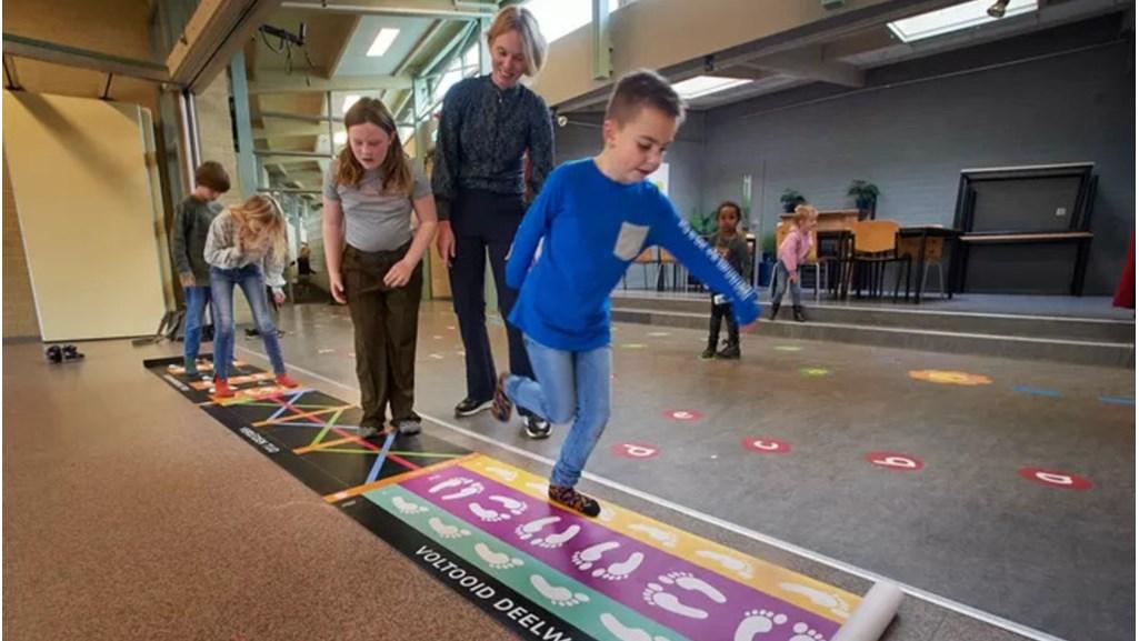 Kinderen spelen en leren op het kleurrijke schoolplein van De Bolderik in Heeswijk-Dinther. Kinderen spelen en leren op het kleurrijke schoolplein van De Bolderik in Heeswijk-Dinther.