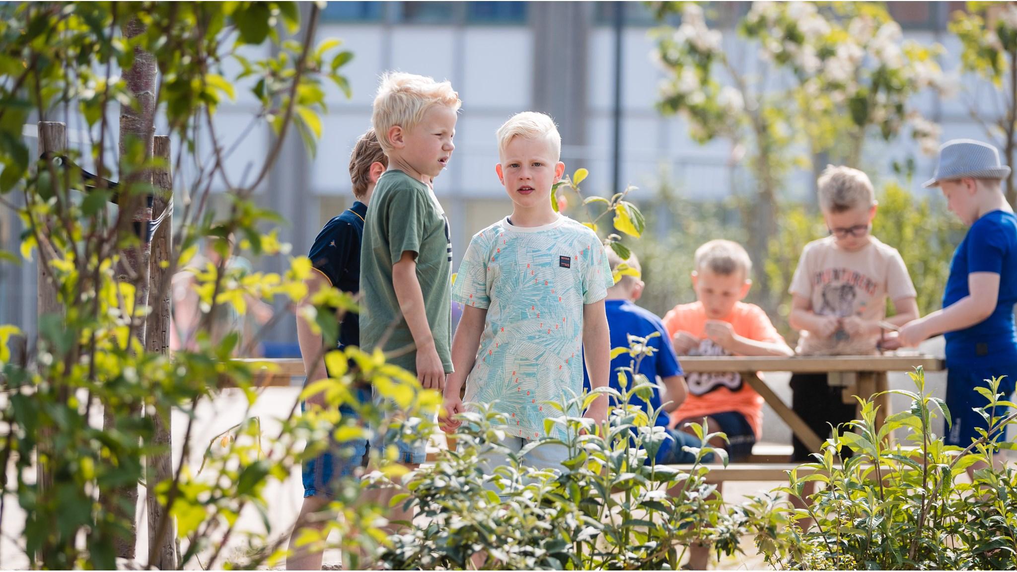 Kinderen spelen en leren op het schoolplein van CNS-Basisschool De Ontdekking in Ede. Kinderen spelen en leren op het schoolplein van CNS-Basisschool De Ontdekking in Ede.