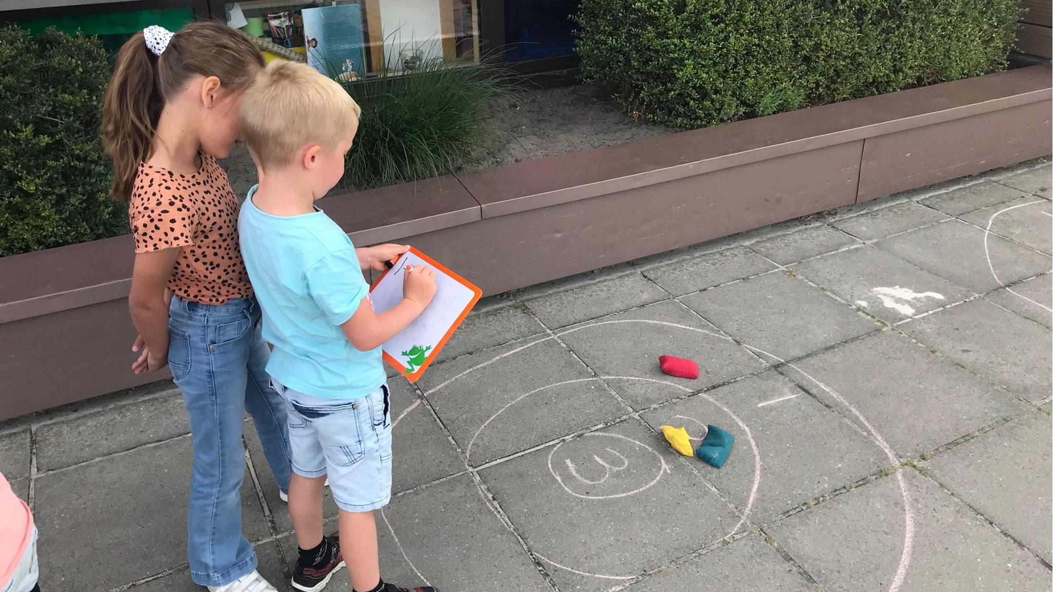 Kinderen spelen en leren op het schoolplein van ibs 't Pompeblêd in De Westereen. Kinderen spelen en leren op het schoolplein van ibs 't Pompeblêd in De Westereen.