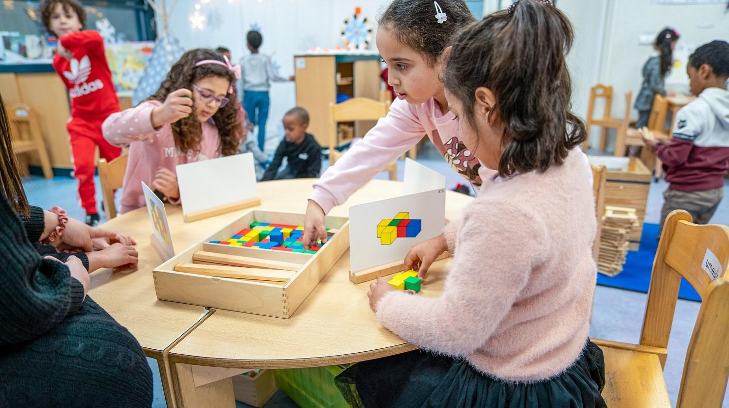 Kinderen spelen en leren samen met blokken in het klaslokaal van IKRA in Dordrecht.