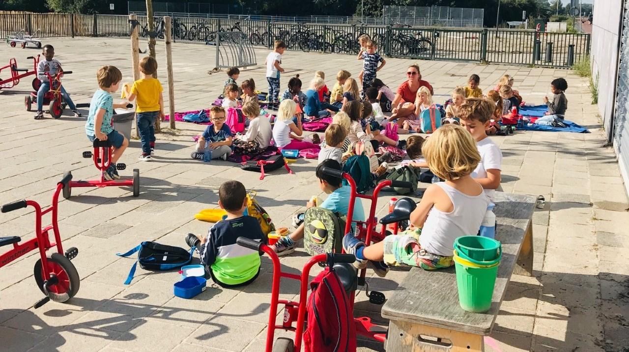 Kinderen spelen en lunchen op het schoolplein van De Zuiderzee in Amsterdam. Kinderen spelen en lunchen op het schoolplein van De Zuiderzee in Amsterdam.