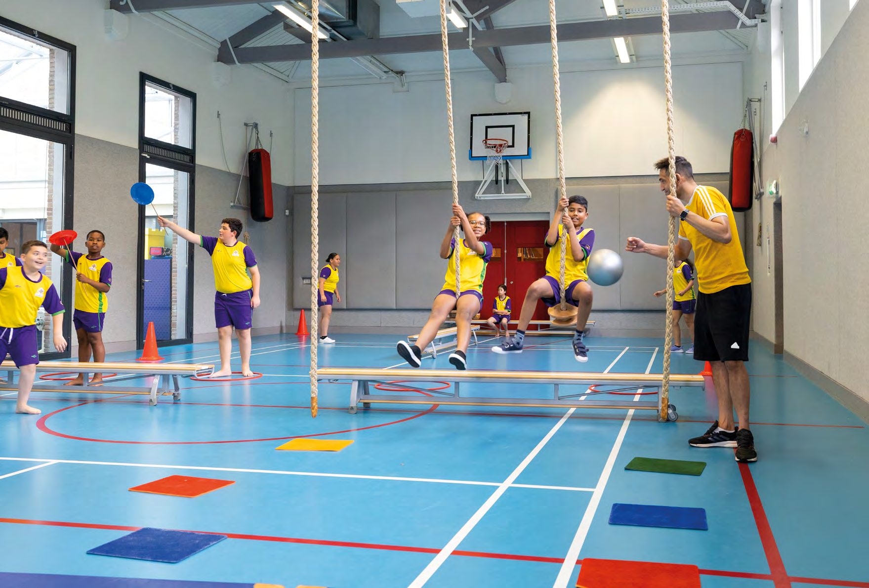 Kinderen spelen en oefenen in de gymzaal van De Springplank in Huizen. Kinderen spelen en oefenen in de gymzaal van De Springplank in Huizen.