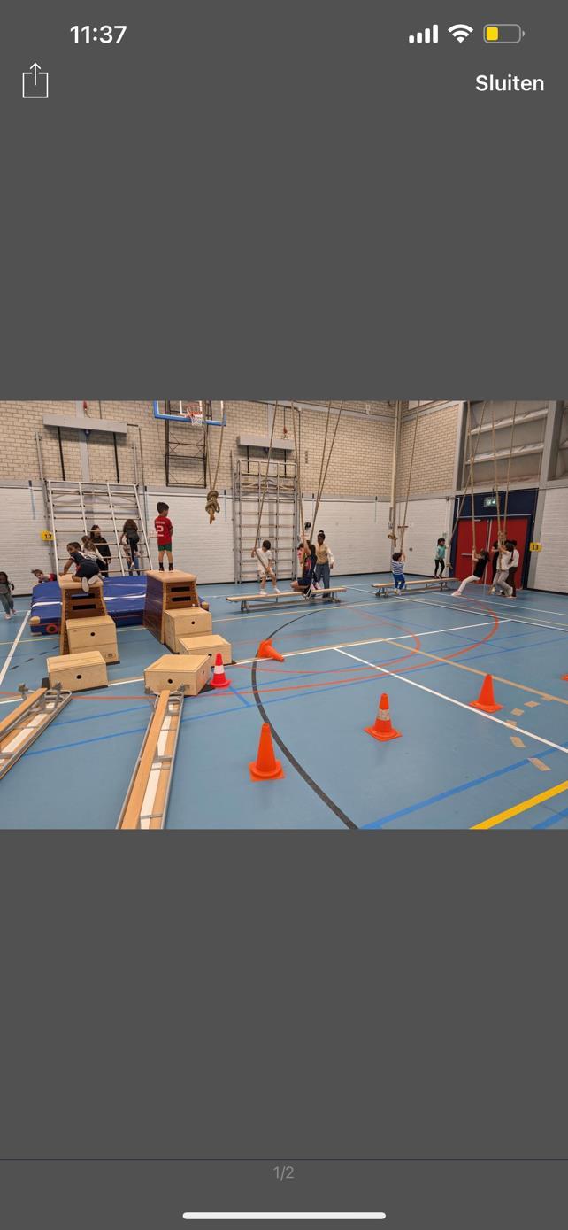 Kinderen spelen en oefenen met verschillende sport- en spelactiviteiten in de gymzaal van De Triangel in Den Haag. Kinderen spelen en oefenen met verschillende sport- en spelactiviteiten in de gymzaal van De Triangel in Den Haag.