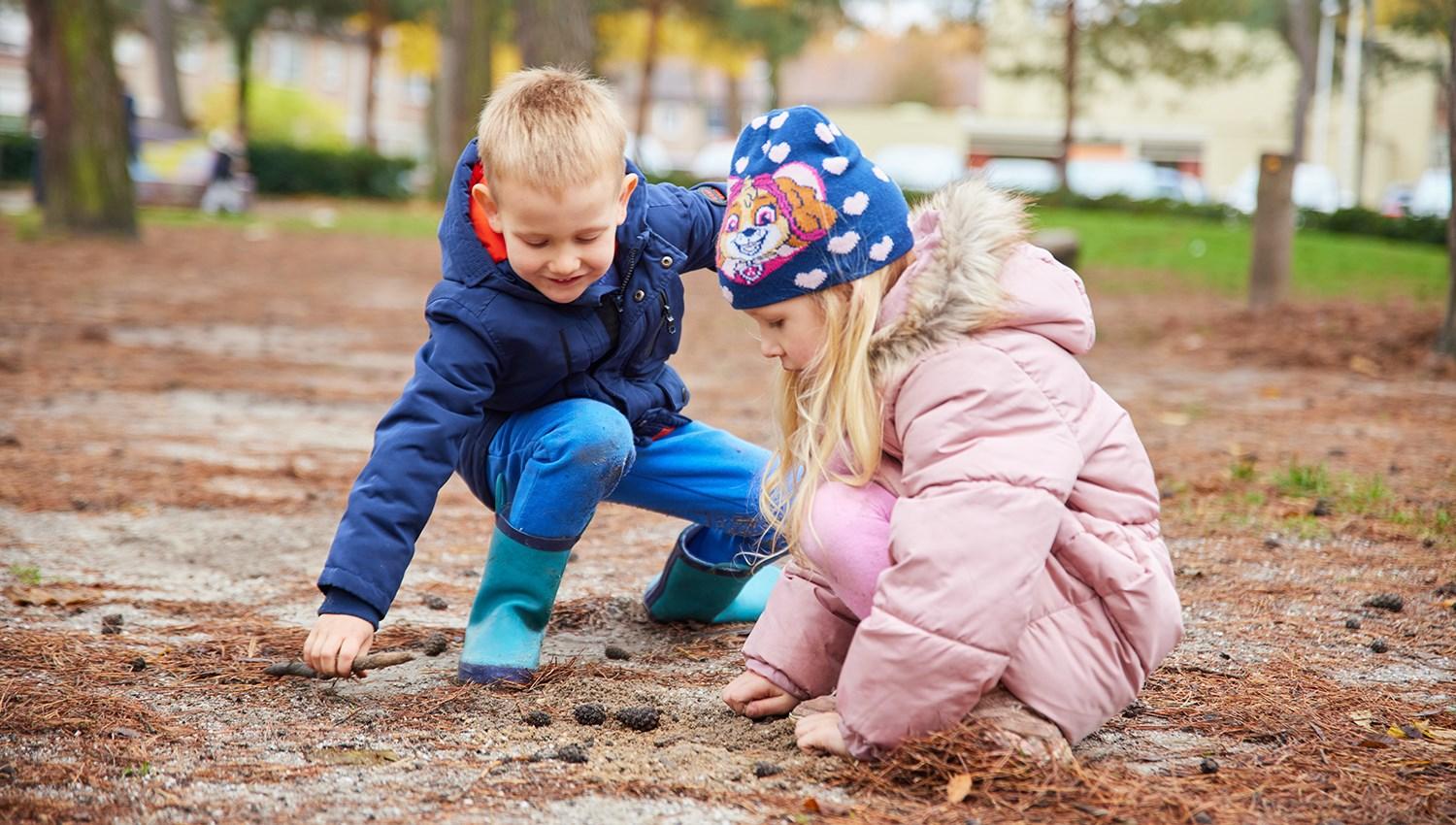 Kinderen spelen en ontdekken op het schoolplein van Basisschool Antares in Tilburg. Kinderen spelen en ontdekken op het schoolplein van Basisschool Antares in Tilburg.