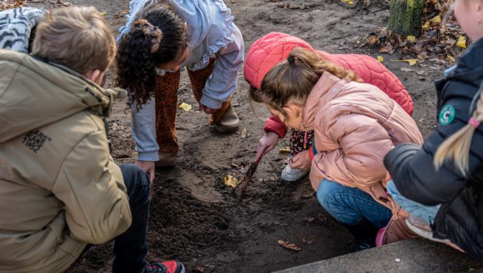 Kinderen spelen en ontdekken op het schoolplein van Basisschool De Kleine Beer in Berlicum. Kinderen spelen en ontdekken op het schoolplein van Basisschool De Kleine Beer in Berlicum.